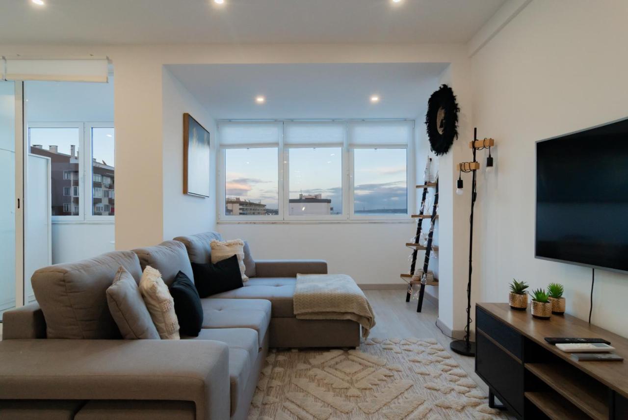 Stylish Apartment W/ River View By Lovelystay Oeiras Eksteriør billede