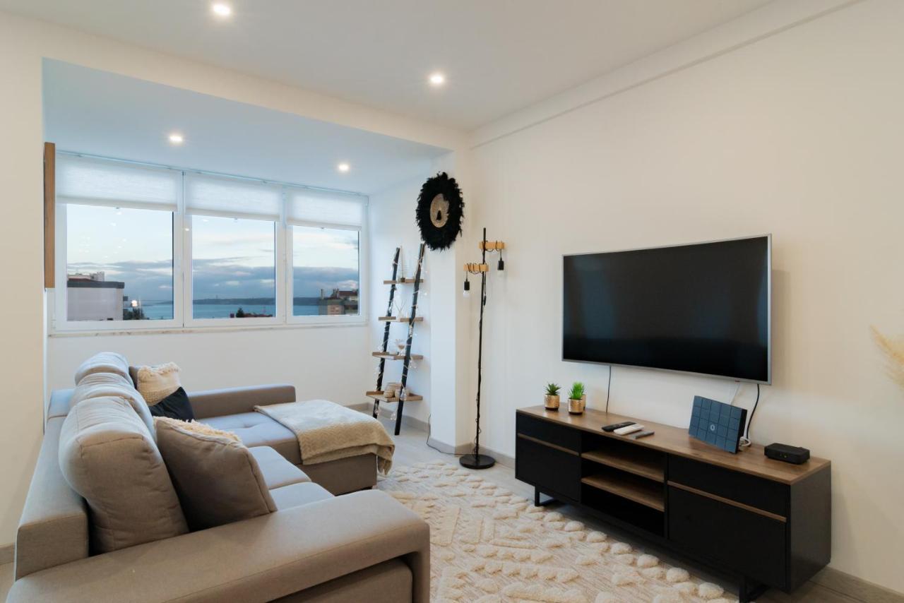 Stylish Apartment W/ River View By Lovelystay Oeiras Eksteriør billede